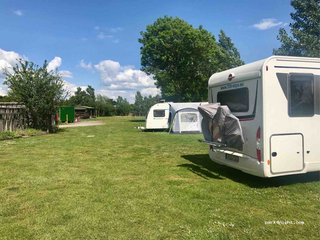Riverside Gardens Campsite — foto 3