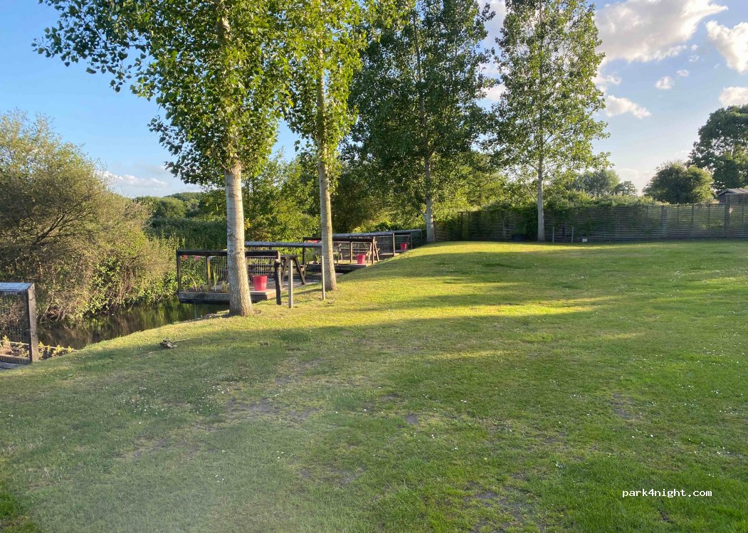 Riverside Gardens Campsite — foto 4