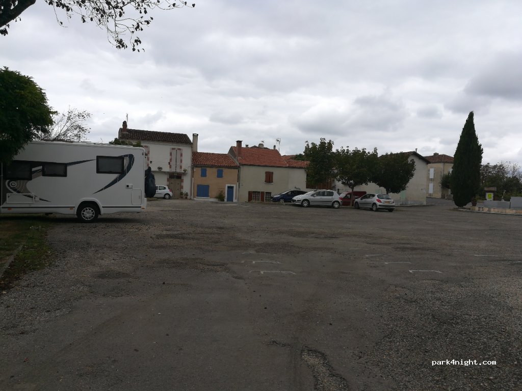 (32310) Valence-sur-Baïse - 10 Place des Pyrénées — foto