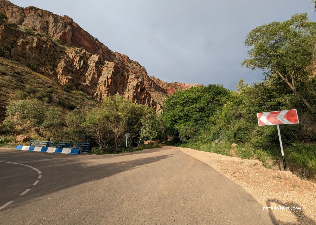 (3604)  - Noravank Monastery Road — foto