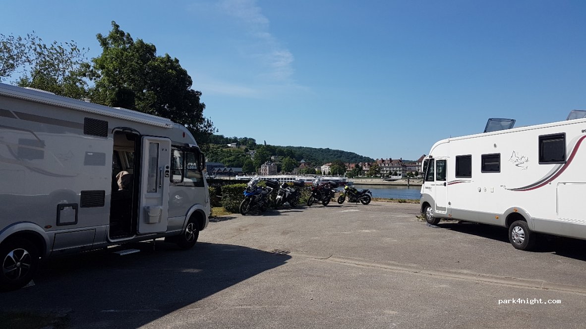 Aire camping-car Saint-Nicolas-de-Bliquetui — foto