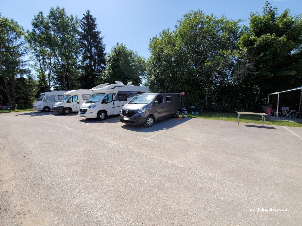 Camping caravaneige Jura Le Champ de Mars — foto