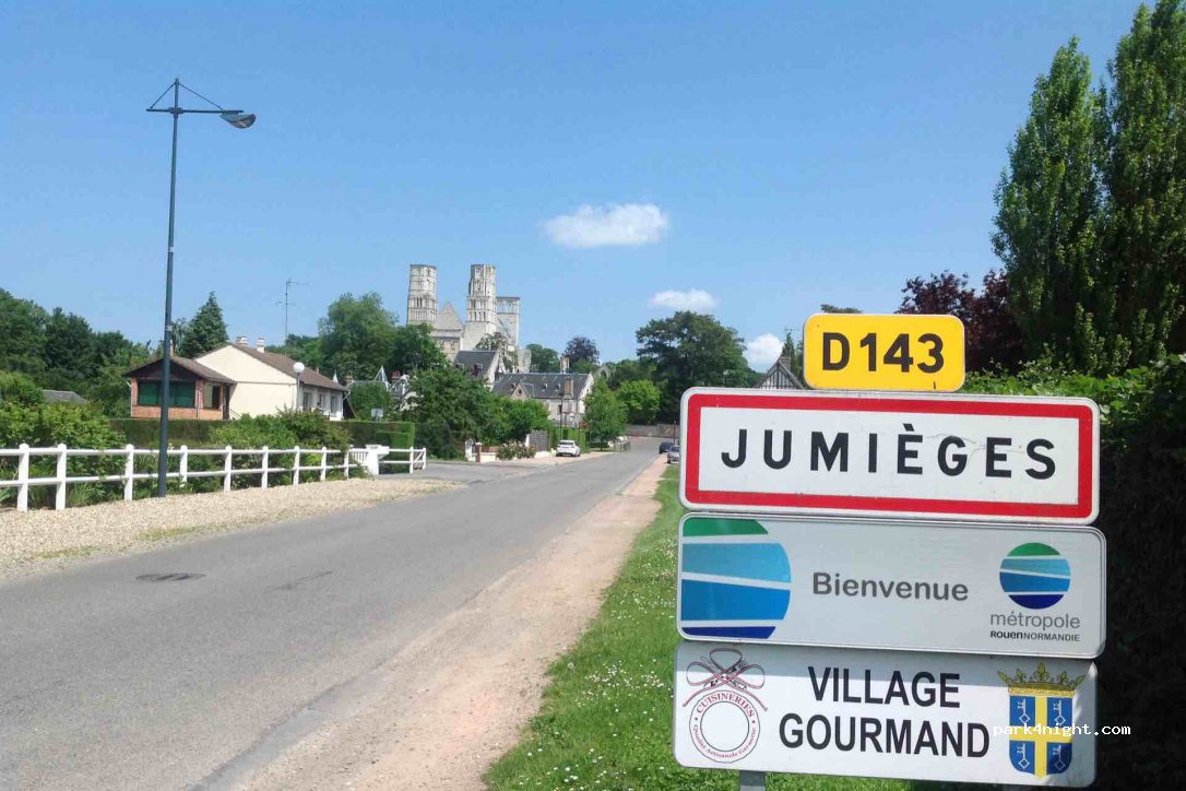 (76480) Jumièges - Rue Alphonse Callais — foto