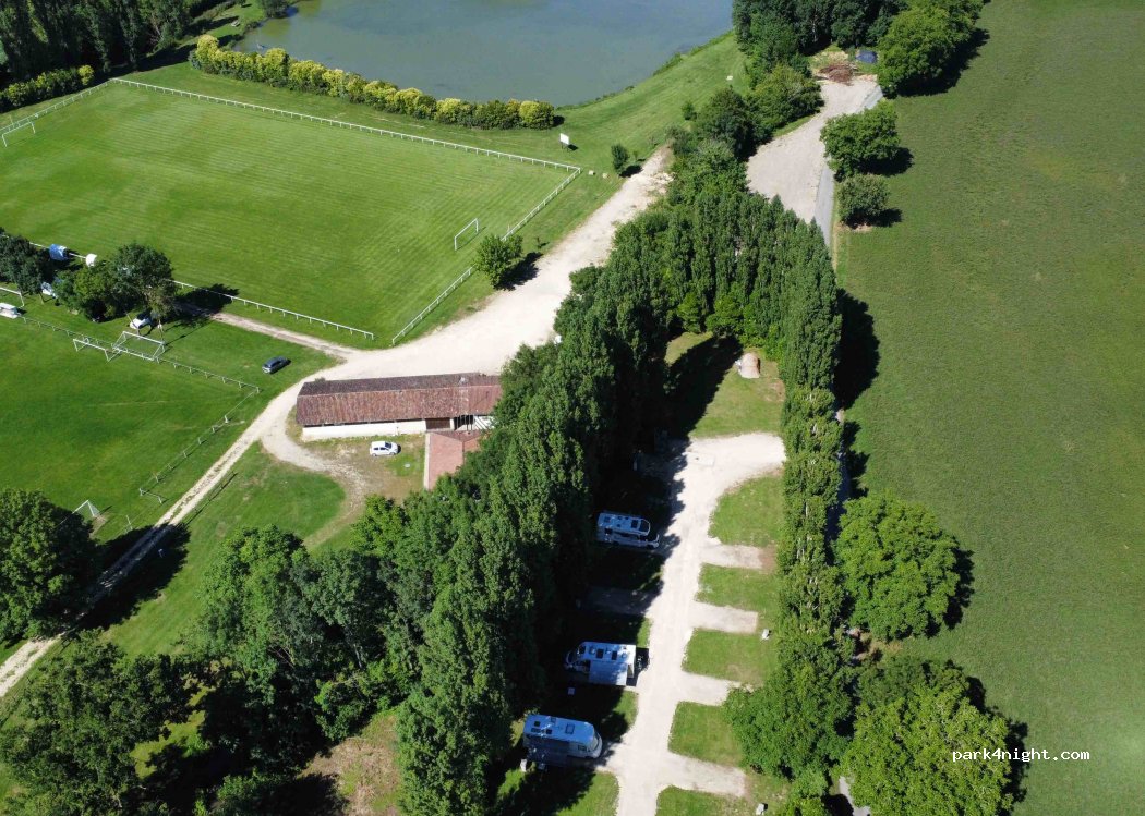 Aire de camping-car Château-Larcher — foto