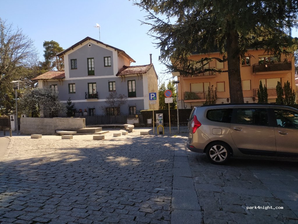 (28200) San Lorenzo de El Escorial - 5 Plaza San Antonio de los Alamillos — foto