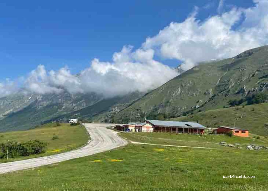 (67100) Assergi - Unnamed Road — foto 2