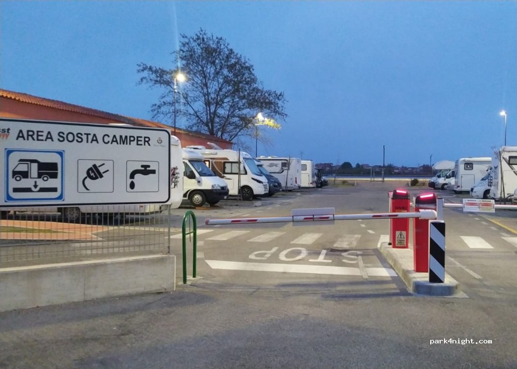 (30015) Chioggia - Via Granatieri di Sardegna — foto 3