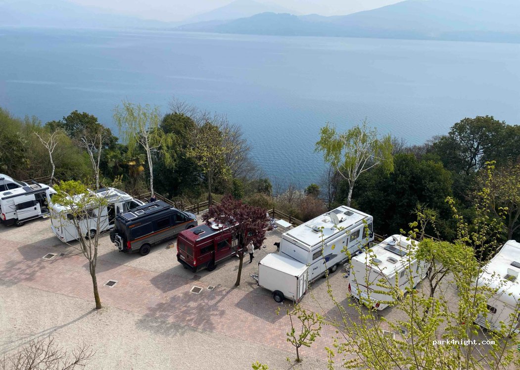 Camper Parking Area - Oggebbio — foto