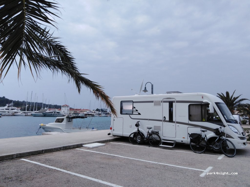 (22203) Rogoznica - 40 Miline ulica — foto