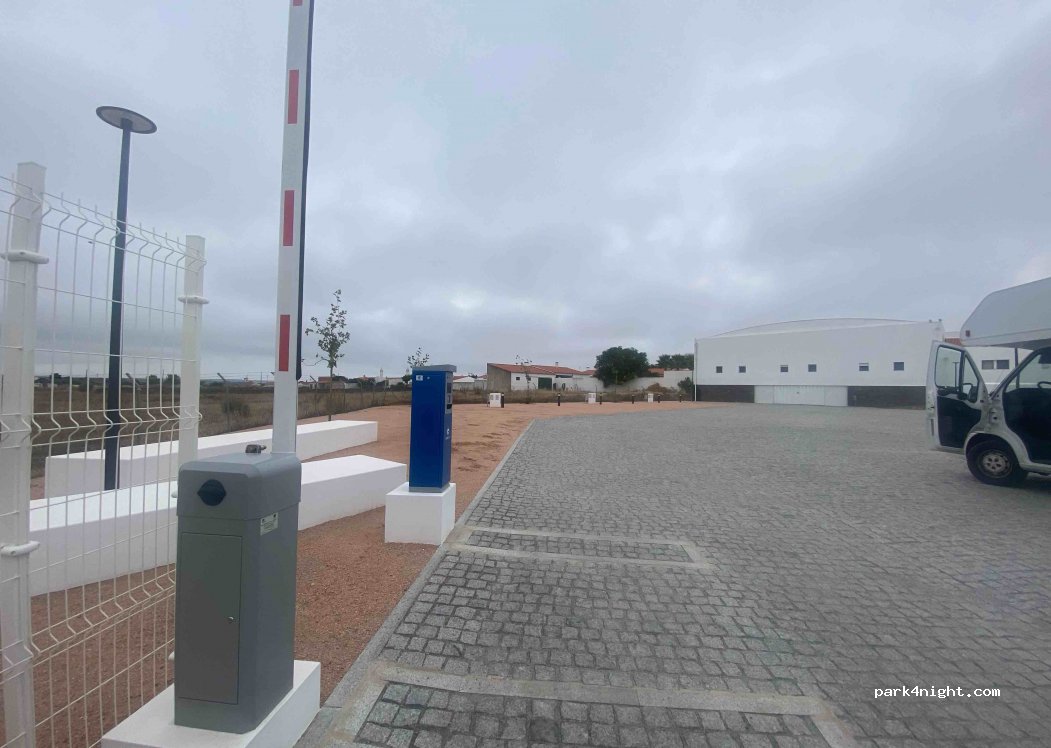 Parque de Autocaravanas da Aldeia da Luz — foto 2