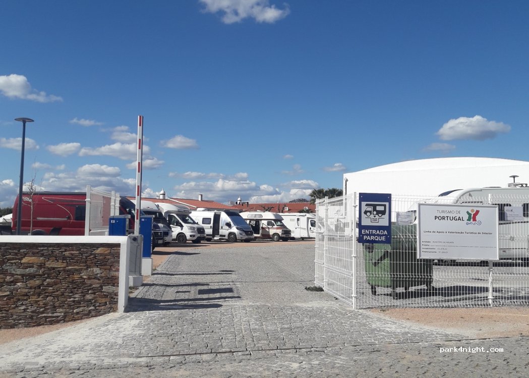 Parque de Autocaravanas da Aldeia da Luz — foto 4