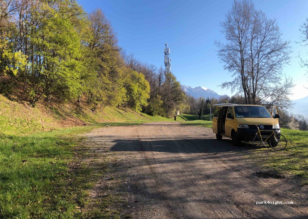 (73110) Villard-Sallet - Unnamed Road — foto