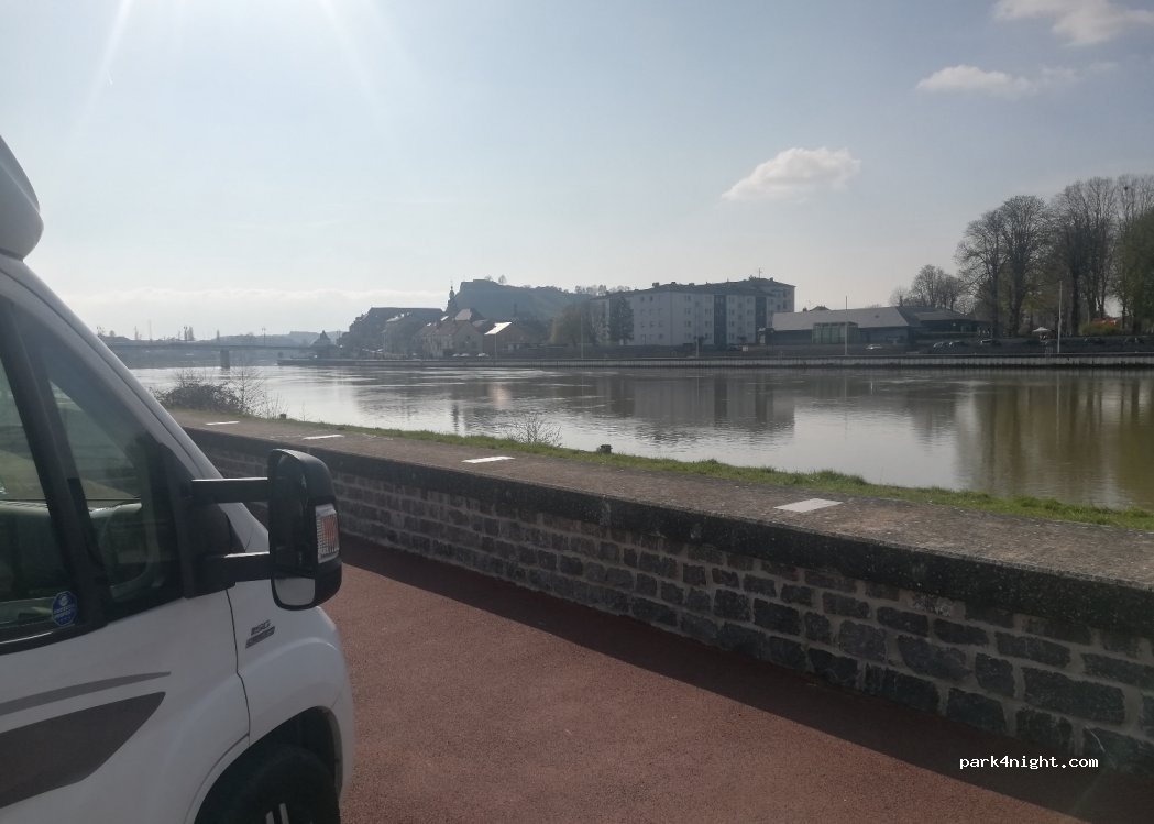 (08600) Givet - 12 Quai Dervaux — foto 3