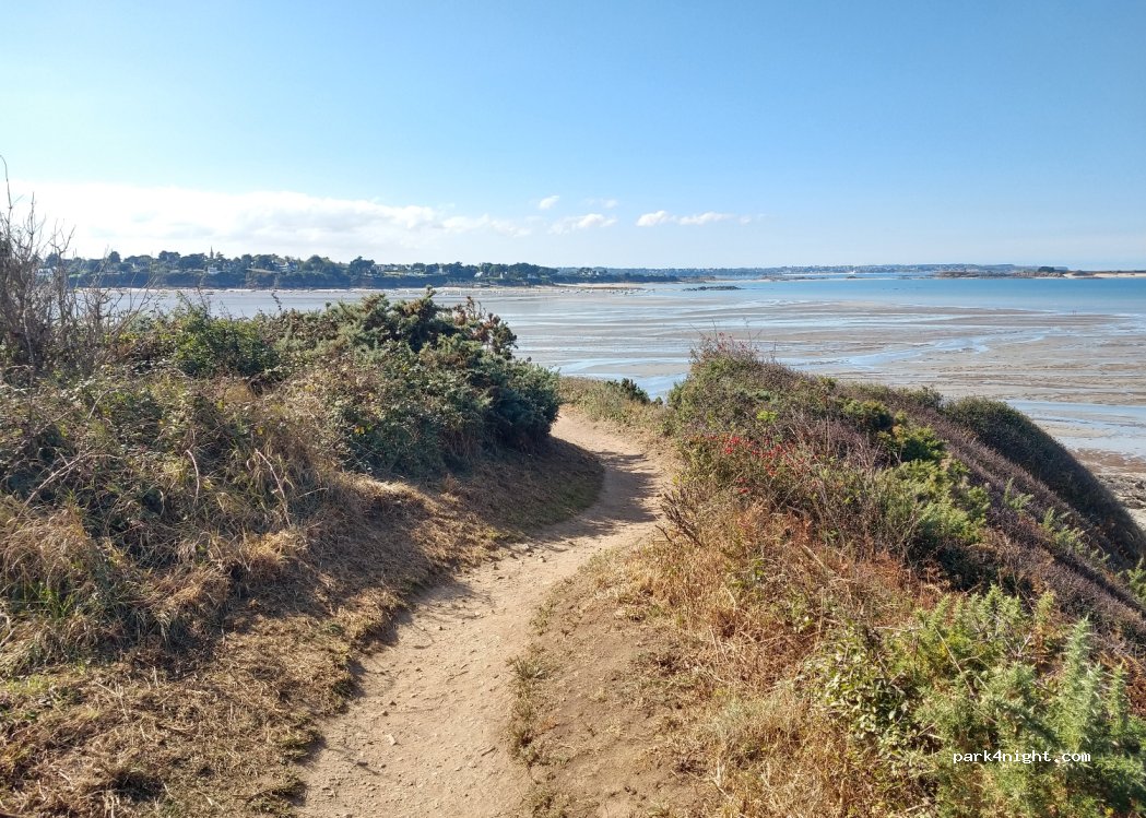 Aire de camping-car Lancieux — foto 2