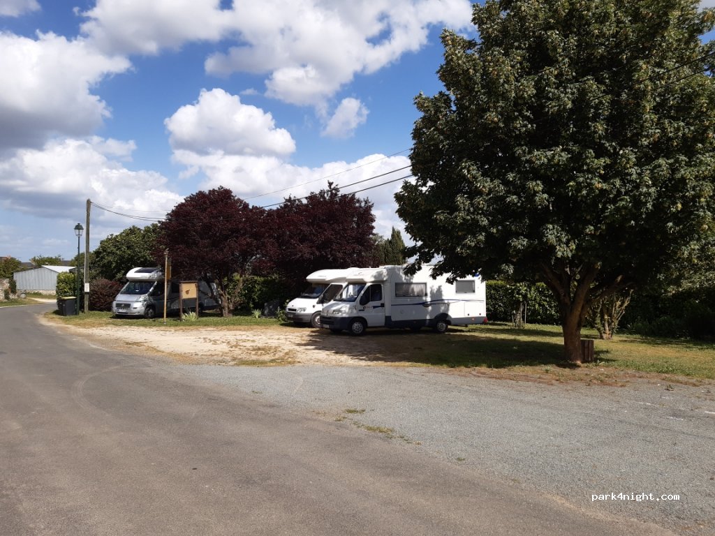 Aire de stationnement Aubigné-sur-Layon — foto
