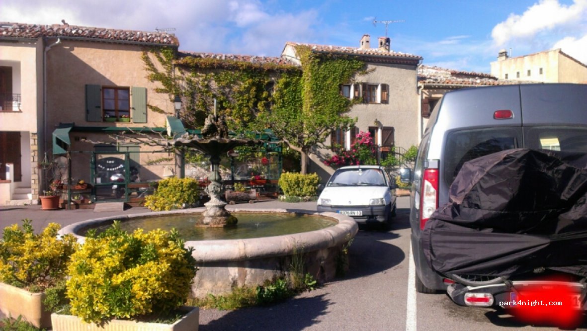 (83440) Mons - 6 Place Saint-Sébastien — foto