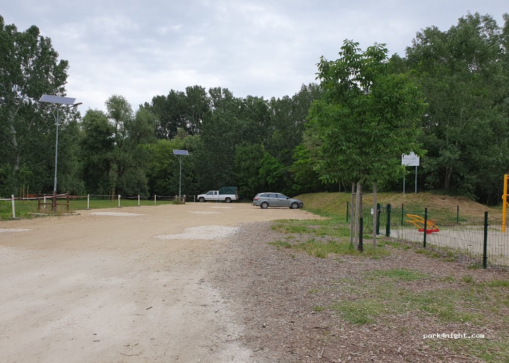 (2141) Csömör - Horgásztó parkoló — foto 2