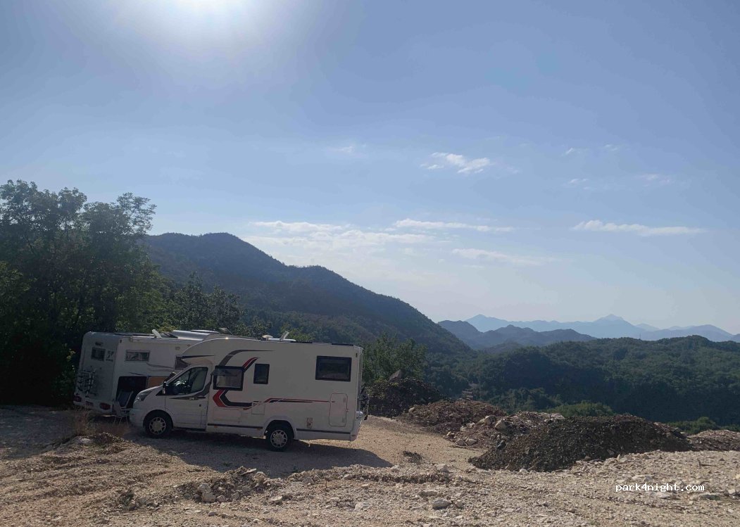 () Budva/Cetinje - Seitenstraße — foto 3