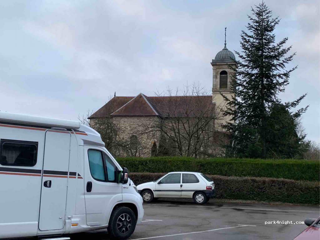 Aire de stationnement camping-cars Routelle — foto