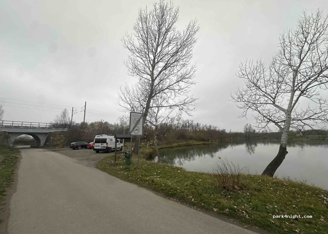 (696 18) Lužice - — foto 3