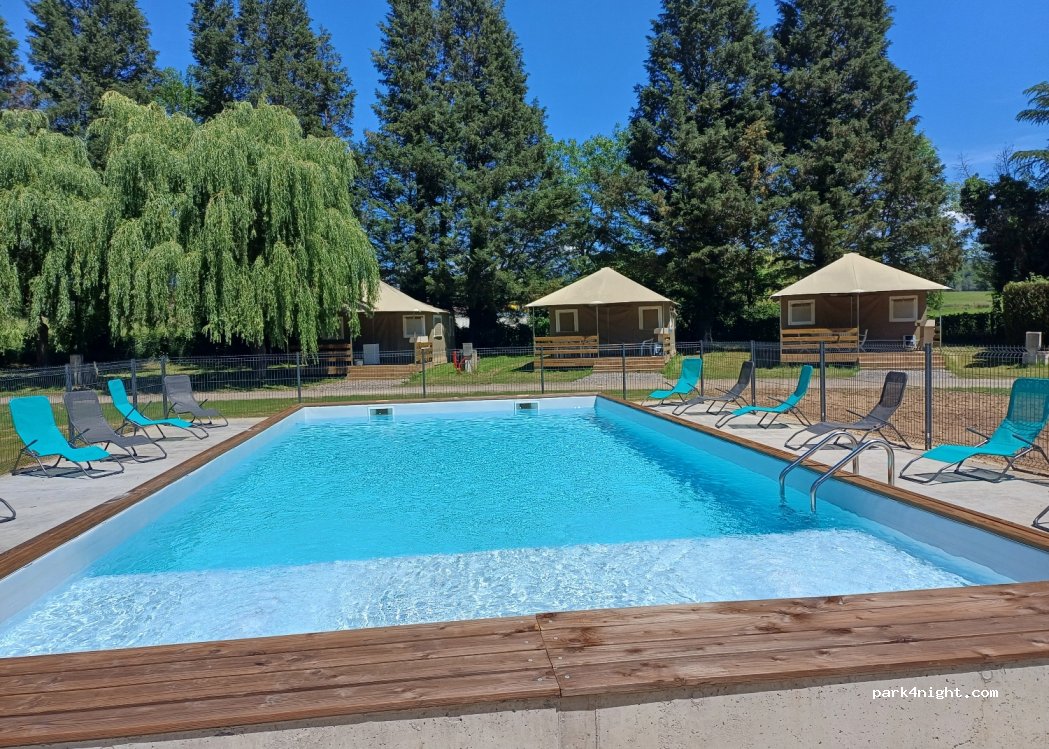 Camping ô bord de l'eau — foto