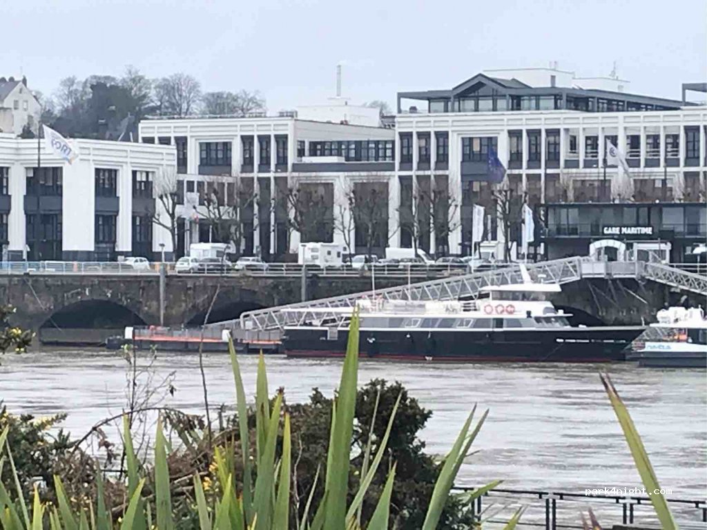 (44000) Nantes - 54 Quai de la Fosse — foto