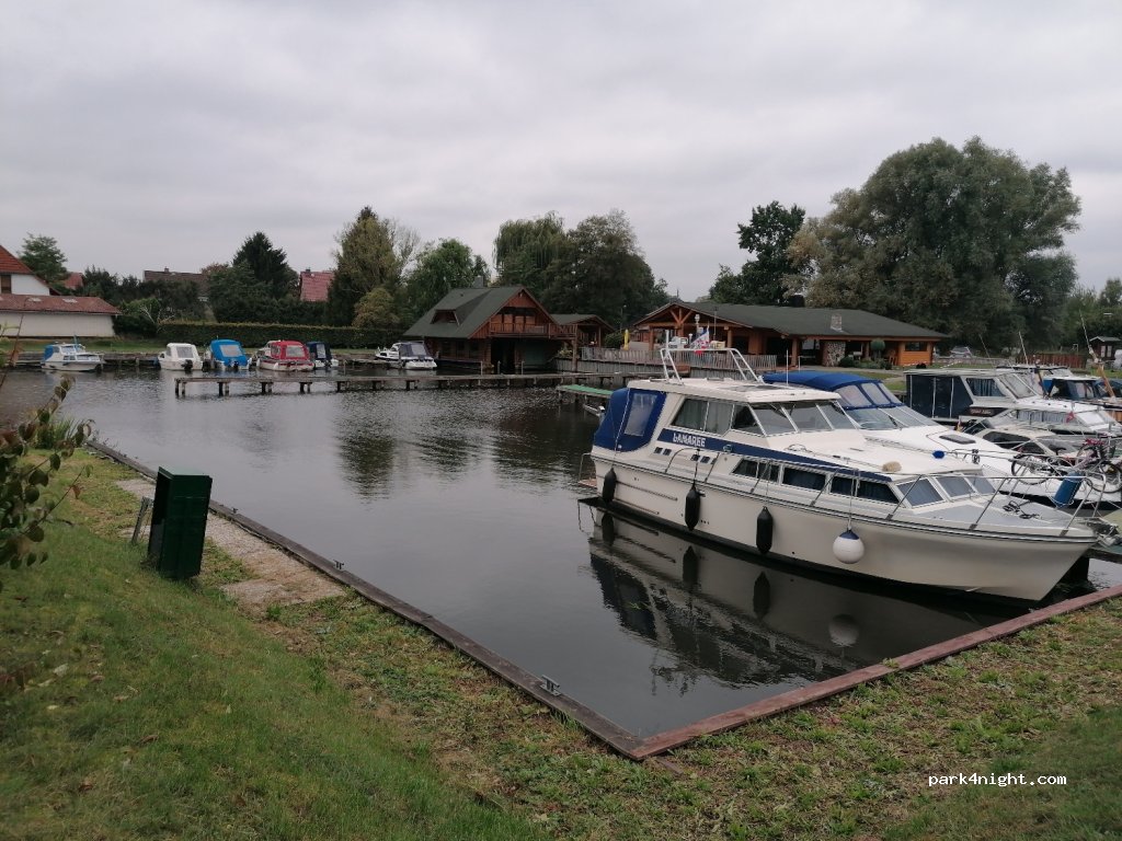 Camping und Bootshafen — foto