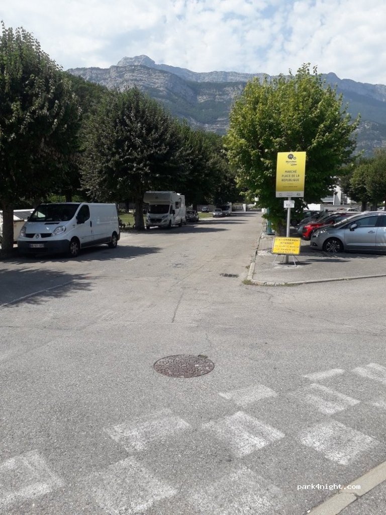 (38760) Varces-Allières-et-Risset - Place de la République — foto