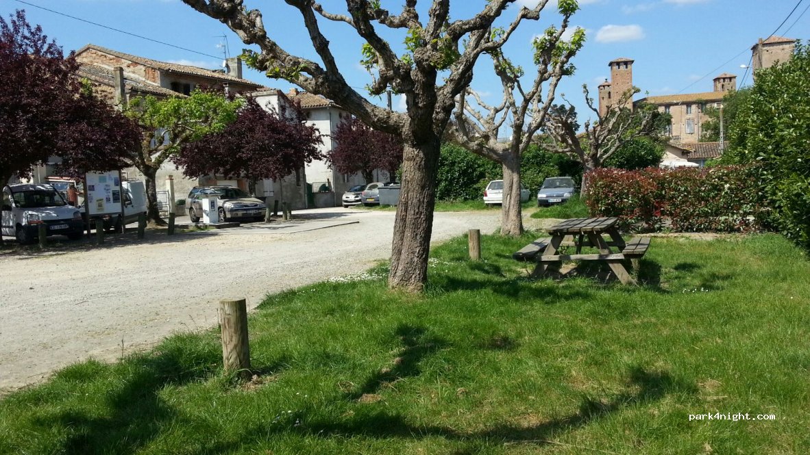 Aire de camping-cars Saint-Nicolas-de-la-Grave — foto