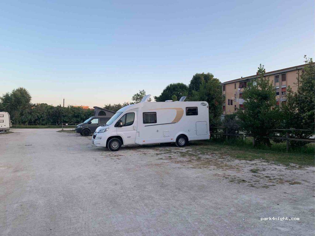 Area Sosta Camper Marina Di Pisa — foto