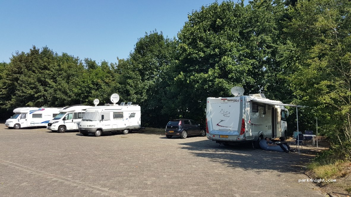 Wohnmobilstellplatz auf dem Mühlenberg — foto