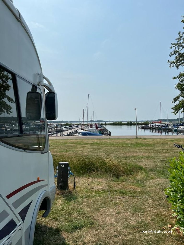 Camperplaats Jachthaven Midwolda — foto 2