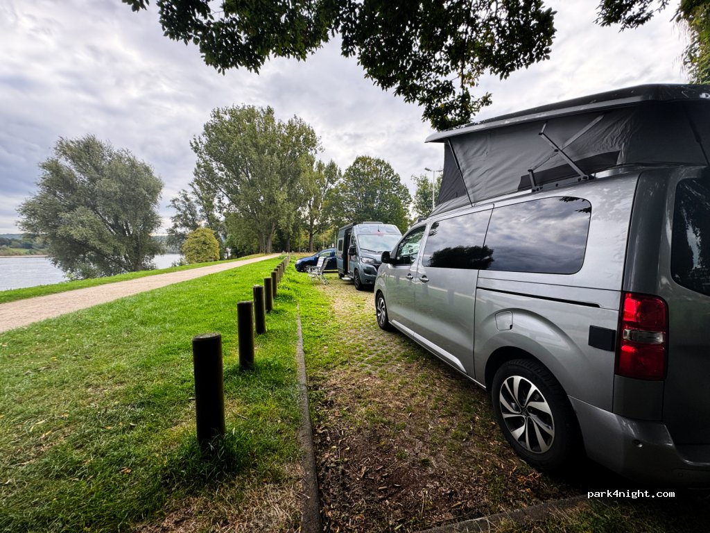 Wohnmobil-Stellplatz am World Conference Center Bonn (WCCB) — foto