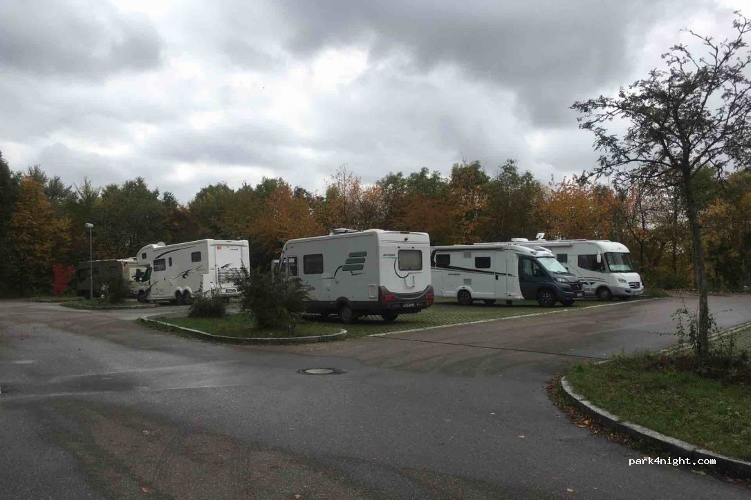 Wohnmobilstellplatz am Parkplatz P 3 in Rothenburg ob der Tauber — foto