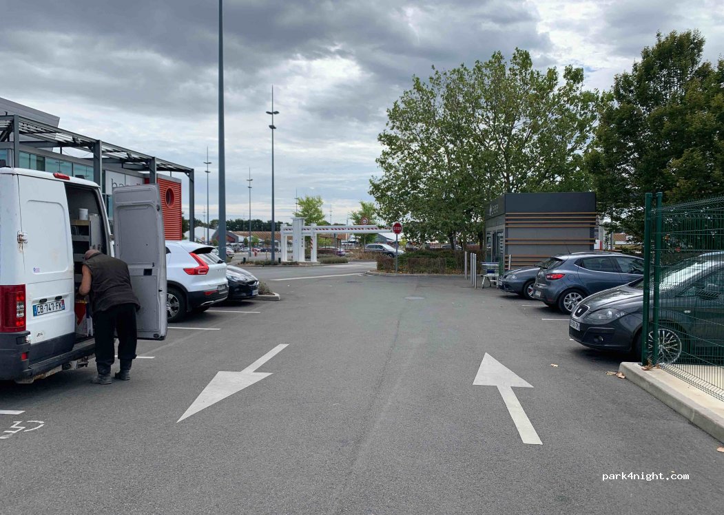 (77190) Villiers-en-Bière - Unnamed Road — foto