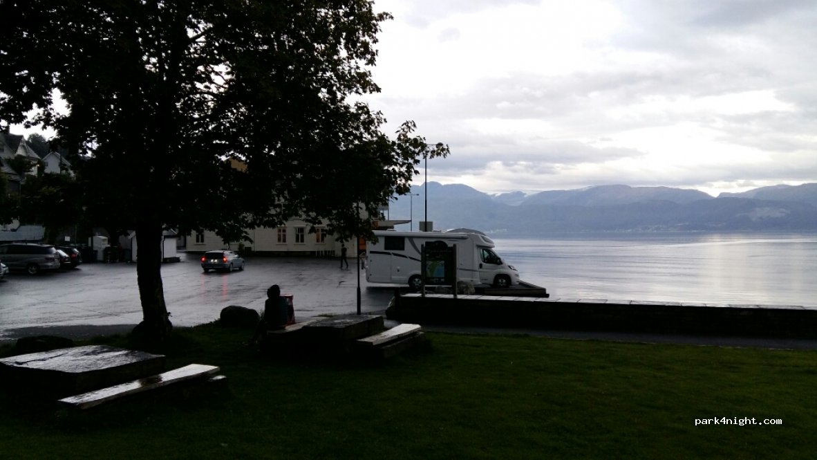(5610) Øystese - 651 Hardangerfjordvegen — foto