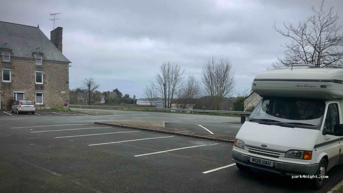 (22130) Créhen - 10 Place Gilles de Bretagne — foto
