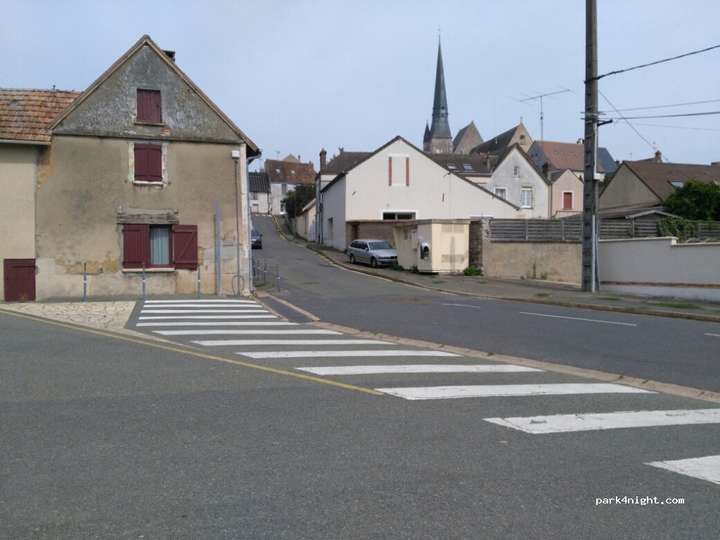 (28320) Gallardon - 4 Place Saint-Luc — foto 2