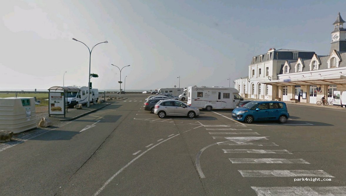 (76470) Le Tréport - 1 Place Pierre Semard — foto