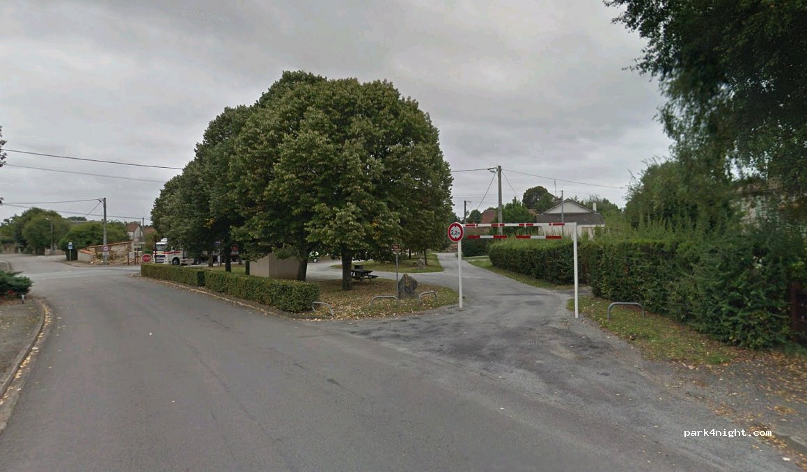 (87190) Droux - 2 Place des Tilleuls — foto