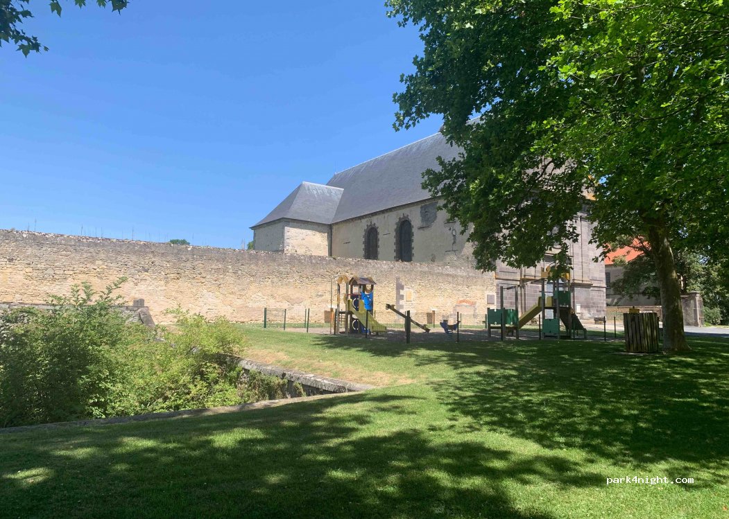 (63260) Effiat - 4 Place d'Armes — foto 2