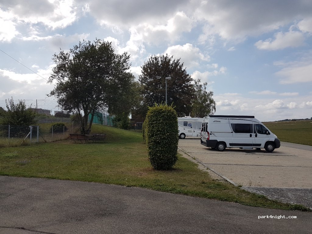Wohnmobilstellplatz Neuhausen ob Eck — foto