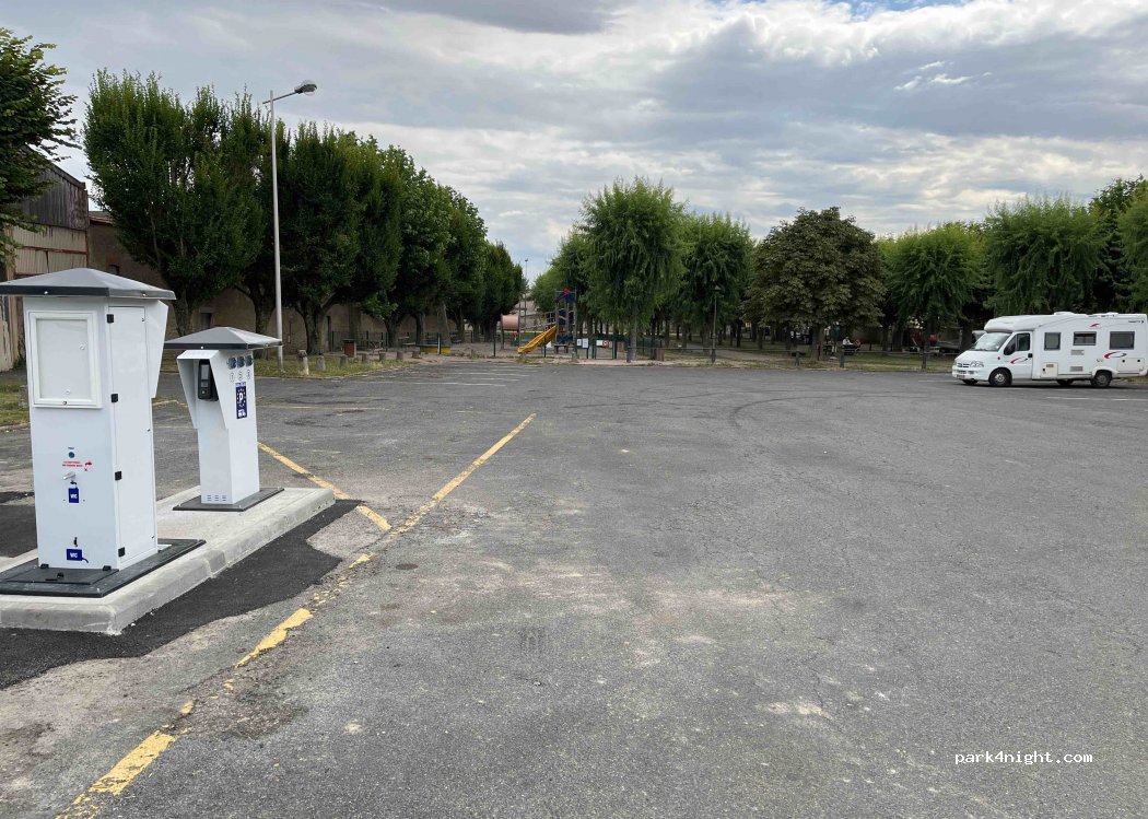 Aire de camping-cars Aigueperse — foto