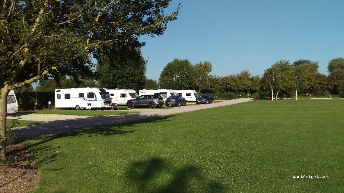 Tudor Caravan Park — foto