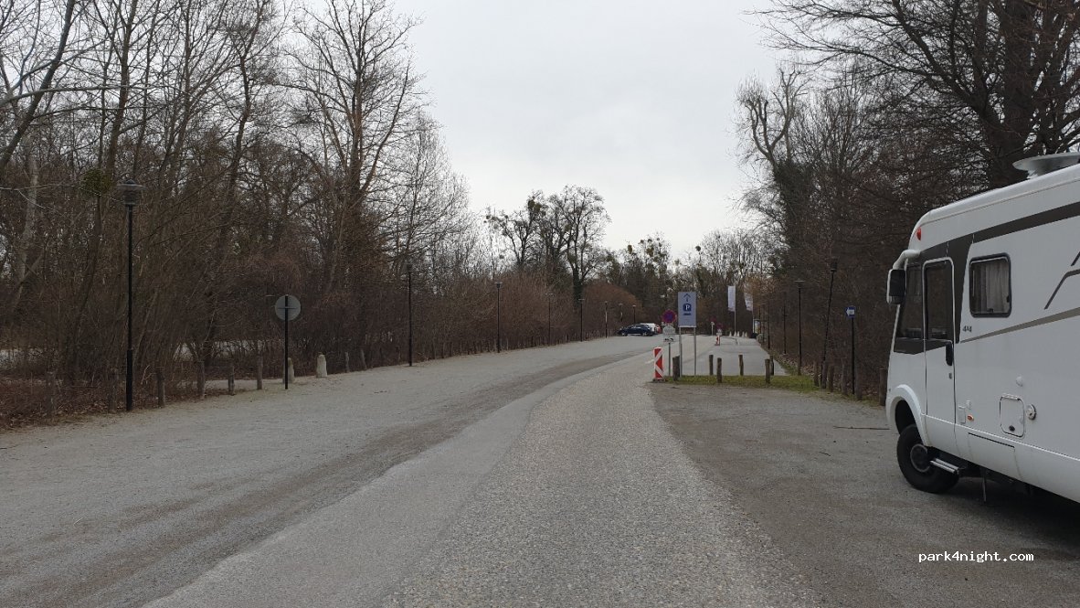 Parkplatz Schloss Hof — foto 2