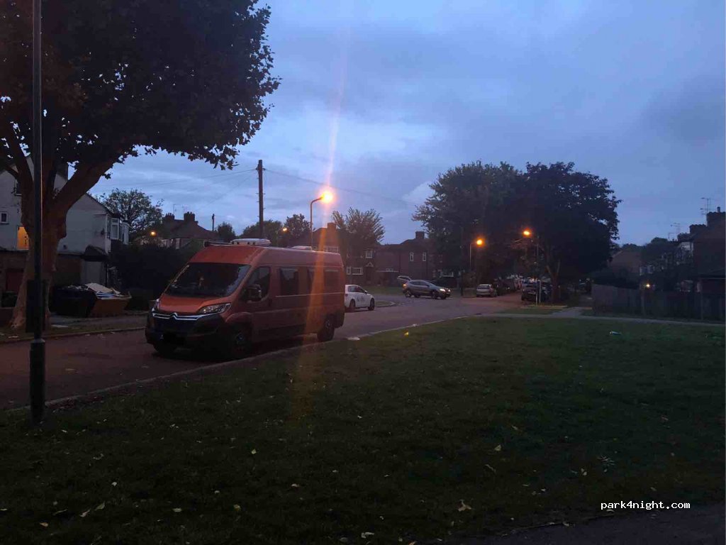 (EN5 2BT) Barnet - 102 Western Way — foto