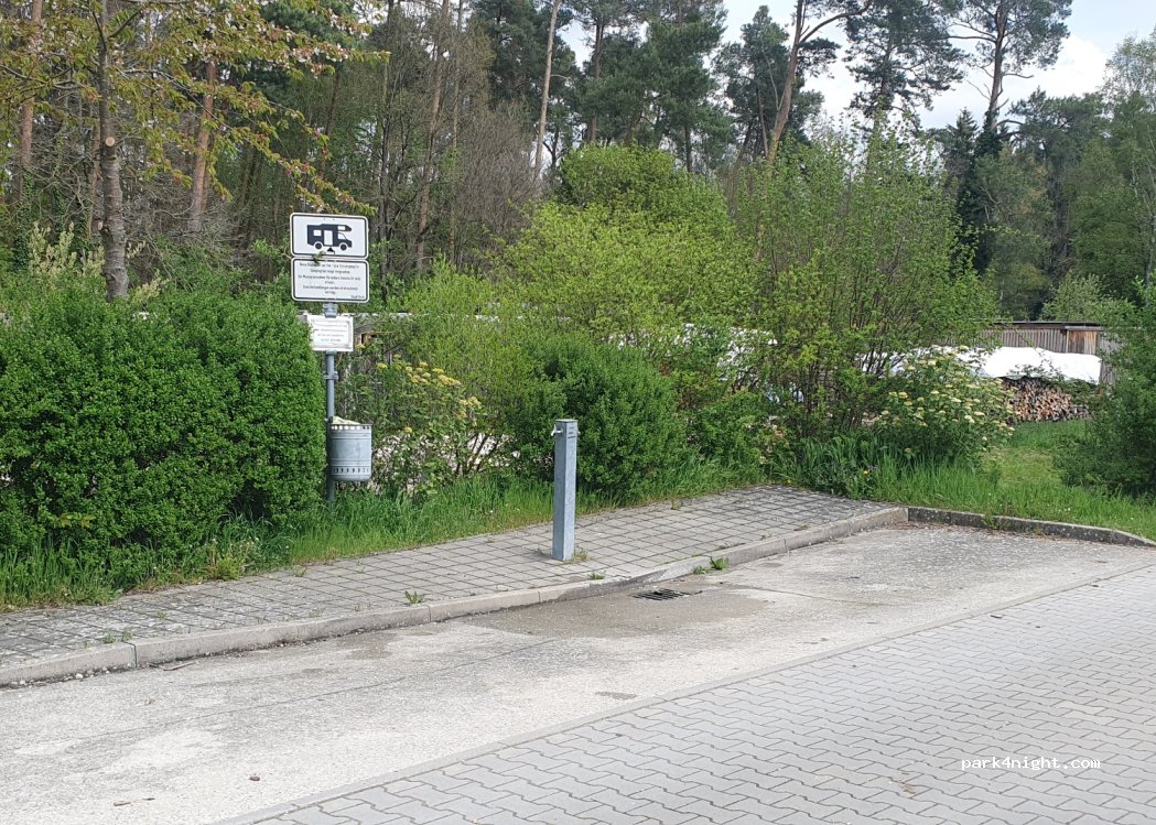Wohnmobilstellplatz am P+R Steinerne Eiche in Roth — foto