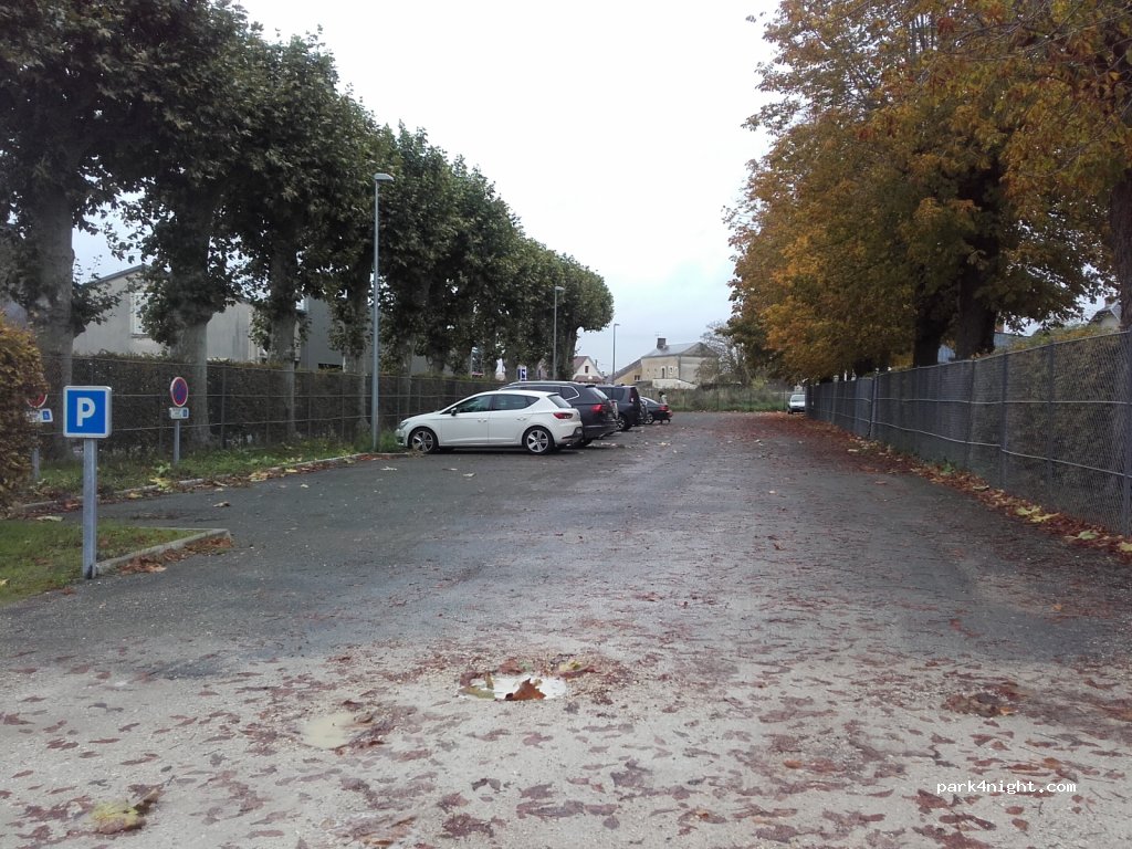 (45170) Neuville aux Bois - Rue des déportés — foto