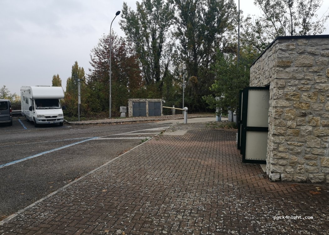 Area Sosta Camper Todi — foto 2
