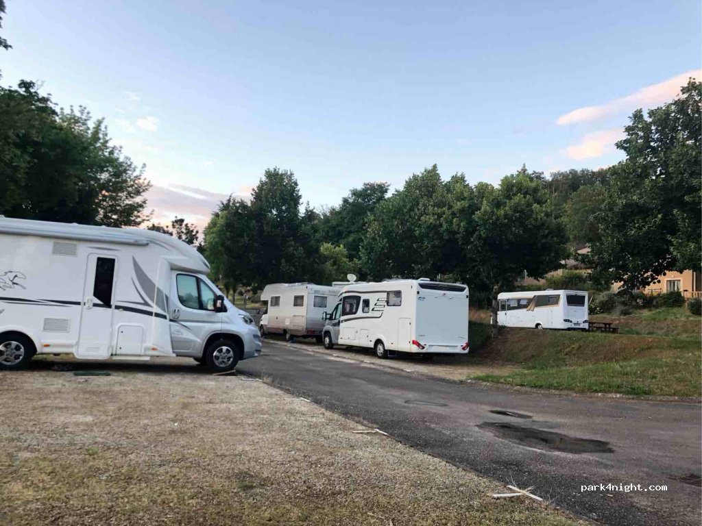 Parking pour camping-cars Domme — foto